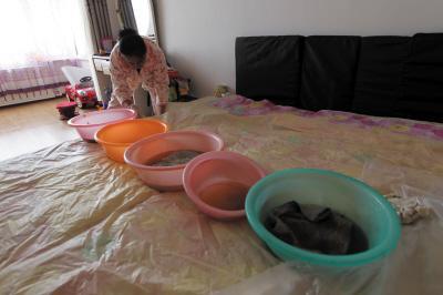 庄浪楼上漏水，住户失联，小区没物管，业主维权难！律师来支招……